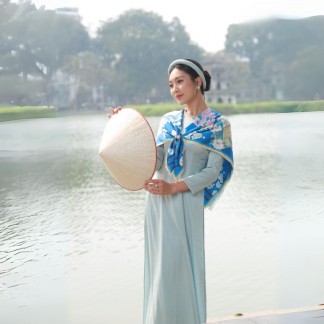 Khăn lụa vuông in hai mặt xanh Nữ sĩ Hồ Xuân Hương 90x90cm